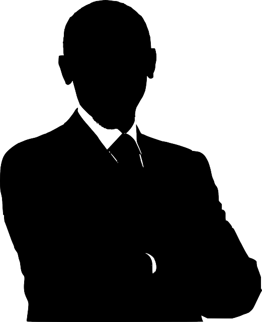 hombre de negocios de brazos cruzados