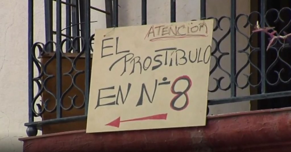 Cartel prostíbulo en el número 8