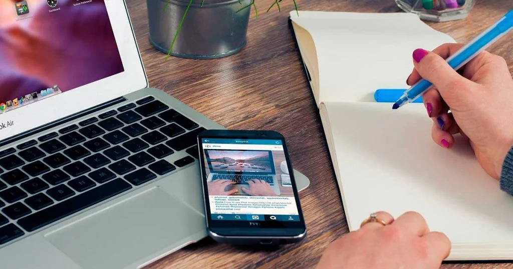 cuánto cuesta un sitio web imagen de un ordenador y móvil con web