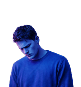 hombre con el ceño fruncido