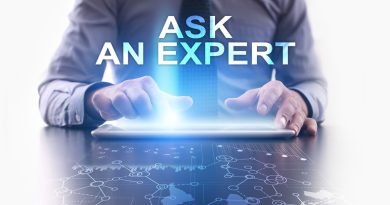 Imagen de un cliente o abogados consultando a un experto en su tablet.