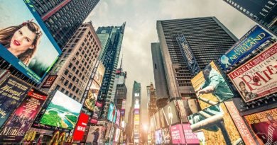 Calle de Nueva York con muchos carteles publicitarios en sus fachadas, unos tradicionales y otros digitales.