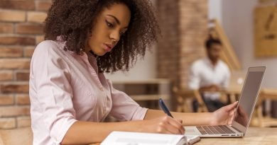 Empresario preparando documentación para licitar