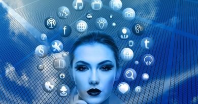 Imagen de cabeza de mujer e iconos de redes sociales